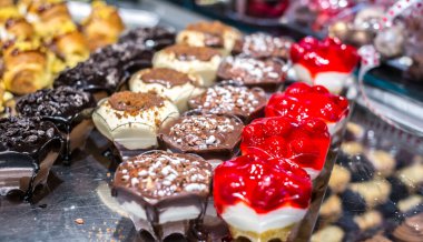 Karışık kekleri olan tabaklar