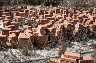 Eski asfalta atılan kırmızı termal tuğlalar.