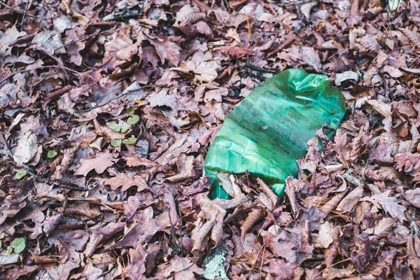 Uma Garrafa Plástico Sujo Deixada Floresta Outono Resíduos Plástico Ambiente — Fotografia de Stock