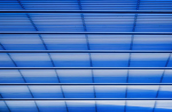 Mavi Işıklı Metal Panjurlu Soyut Paralel Çizgiler — Stok fotoğraf