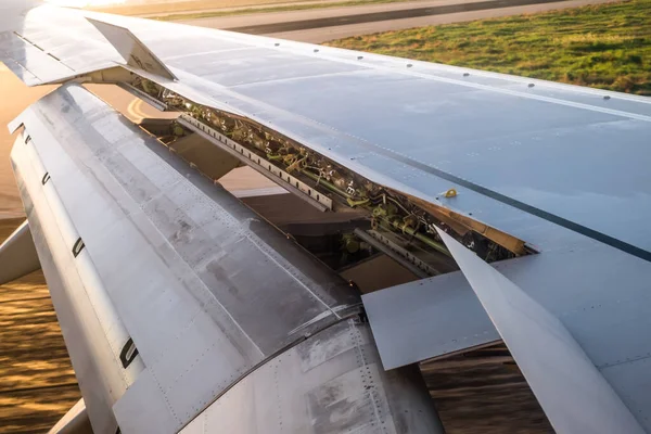 Vista Ventana Del Avión Ala Aletas Después Aterrizar Aeropuerto —  Fotos de Stock