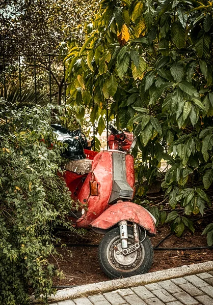 Egy Régi Motorkerékpár Elhagyott Parkban Athénban — Stock Fotó