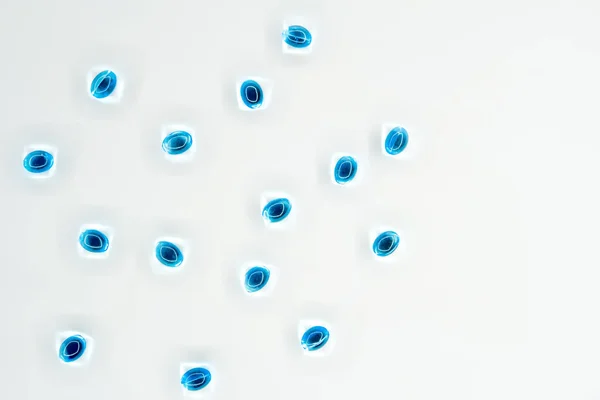 Azul Píldoras Farmacéuticas Sobre Fondo Blanco — Foto de Stock