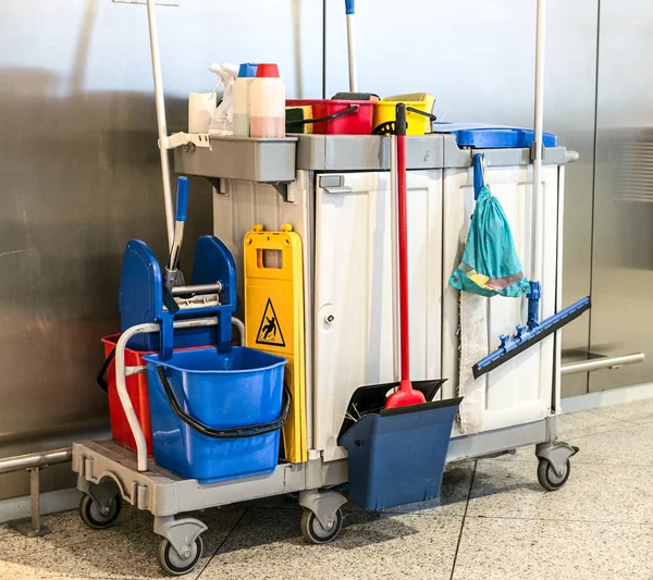 Mutfaktaki farklı yüzeyler için renkli temizlik seti