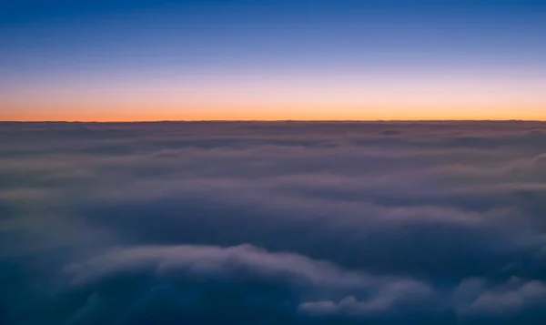 Bei Sonnenaufgang Über Den Wolken Fliegen — Stockfoto