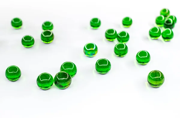 Grüne Glaskugeln Auf Weißem Hintergrund — Stockfoto