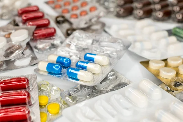 Фармацевтичні Препарати Упаковках Різних Кольорів Таблетки Від Антибіотиків Барвисті Антибактеріальні — стокове фото