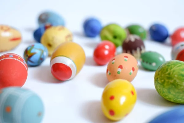 Ovos Madeira Multicoloridos Fundo Branco — Fotografia de Stock