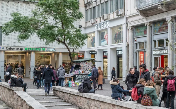 Atina, Yunanistan - 15 Şubat 2020 Atina 'nın en ünlü caddesinde lüks dükkanları olan Ermou Caddesi' nde yürüyen insanlar