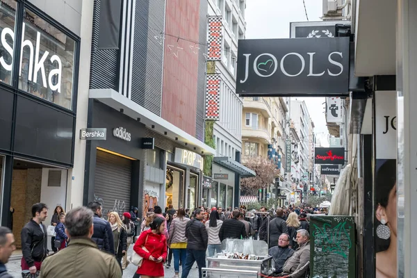 Atina, Yunanistan - 15 Şubat 2020 Atina 'nın en ünlü caddesinde lüks dükkanları olan Ermou Caddesi' nde yürüyen insanlar