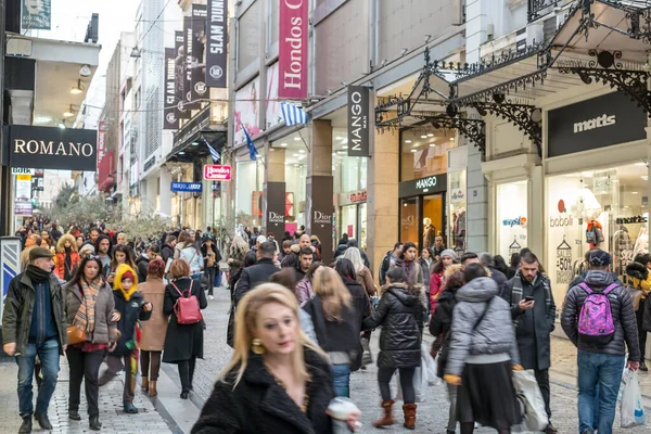 Atina, Yunanistan - 15 Şubat 2020 Atina 'nın en ünlü caddesinde lüks dükkanları olan Ermou Caddesi' nde yürüyen insanlar
