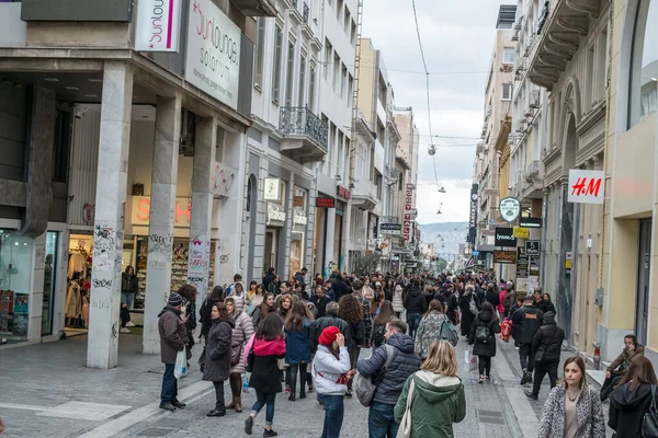 Atina, Yunanistan - 15 Şubat 2020 Atina 'nın en ünlü caddesinde lüks dükkanları olan Ermou Caddesi' nde yürüyen insanlar