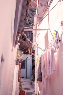 Atina, Yunanistan - 18 Şubat 2020. Atina 'nın geleneksel bir mahallesi olan Plaka' nın dar sokaklarından Akropolis, Yunanistan 'ın yamaçlarında yer alan mimari ayrıntılar