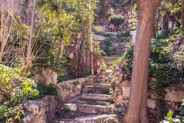 Atina, Yunanistan - 18 Şubat 2020. Atina 'nın geleneksel bir mahallesi olan Plaka' nın dar sokaklarından Akropolis, Yunanistan 'ın yamaçlarında yer alan mimari ayrıntılar