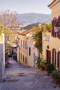 Atina, Yunanistan - 18 Şubat 2020. Atina 'nın geleneksel bir mahallesi olan Plaka' nın dar sokaklarından Akropolis, Yunanistan 'ın yamaçlarında yer alan mimari ayrıntılar
