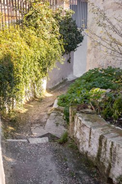 Atina, Yunanistan - 18 Şubat 2020. Atina 'nın geleneksel bir mahallesi olan Plaka' nın dar sokaklarından Akropolis, Yunanistan 'ın yamaçlarında yer alan mimari ayrıntılar