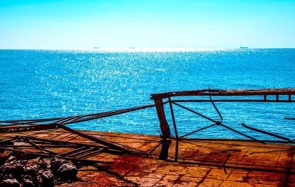 Σκουριασμένος Μεταλλικός Φράκτης Μπροστά Στη Θάλασσα Αθήνα Ελλάδα — Φωτογραφία Αρχείου
