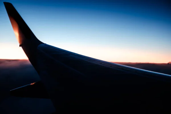 Skrzydło Samolotu Nad Chmurami Wschodzie Słońca — Zdjęcie stockowe