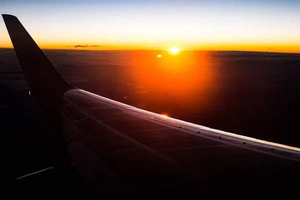 Silhouette Πτέρυγα Αεροπλάνο Πάνω Από Σύννεφα Κατά Την Ανατολή — Φωτογραφία Αρχείου