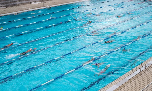 希腊雅典 2020年2月17日 游泳运动员在室外游泳池训练 — 图库照片