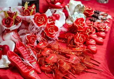 Sevgililer günü kalpleri ve dekorasyonu, ev yapımı el işi konsepti, kırmızı kumaş, kağıt, hediye ve mumlar.