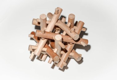 Beyaz arkaplanda Tahta Beyin Bambu Bulmacası