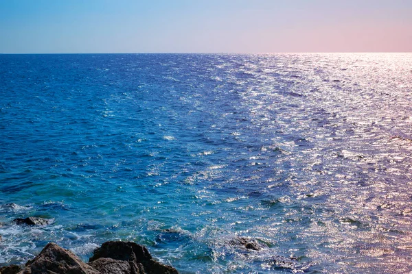 Ήλιος Στην Άδεια Θάλασσα Πέτρες Στην Ακτή — Φωτογραφία Αρχείου
