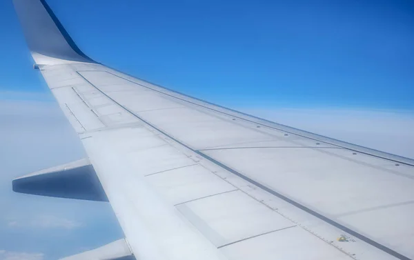 Vista Del Ala Avión Sobre Las Nubes —  Fotos de Stock