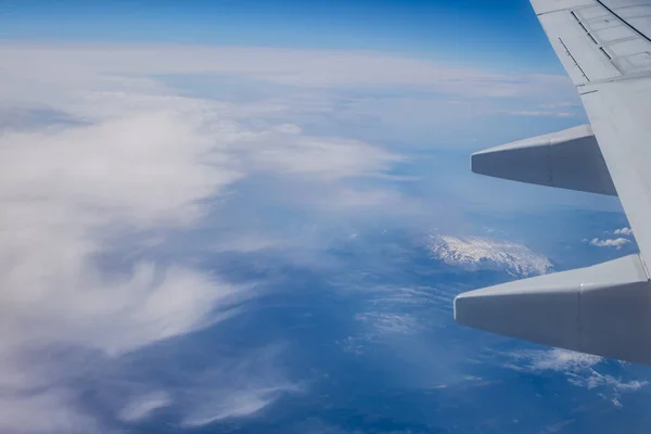 Vista Del Ala Avión Sobre Tierra Con Montañas Nubes —  Fotos de Stock