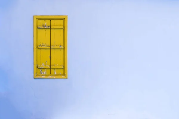 Amarelo Velho Janela Madeira Parede Azul — Fotografia de Stock