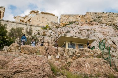 Atina, Yunanistan - 13 Şubat 2020. Akropol 'deki Parthenon Harabeleri - MÖ 447 - Atina, Yunanistan' da
