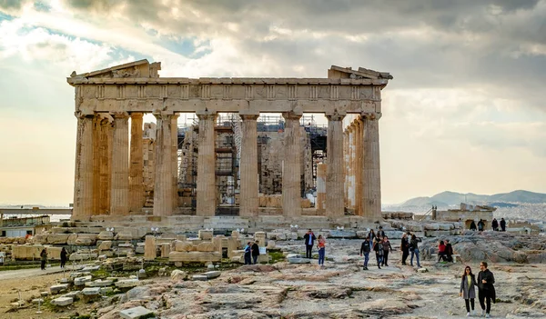 Atenas Grecia Febrero 2020 Turistas Que Visitan Ruinas Del Partenón — Foto de Stock