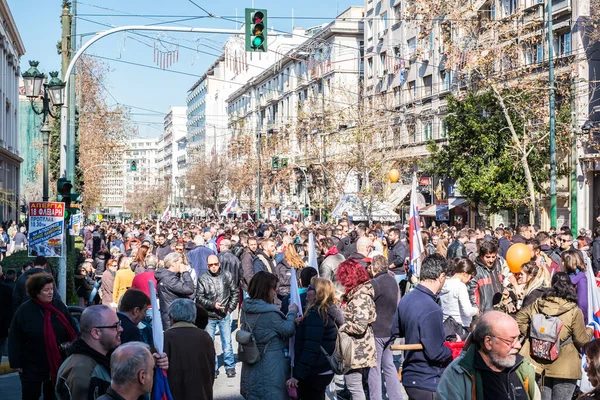 Atina Şehri, Yunanistan - 18 Şubat 2020. Atina kentindeki kamu sektörü çalışanları, muhafazakar hükümetin emek piyasasını serbestleştirme amaçlı planlanan yasasını protesto etmek amacıyla yeni bir grev düzenledi