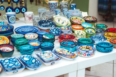 Atina, Yunanistan - 13 Eylül 2020: Atina, Yunanistan 'ın tarihi merkezinde renkli hediye ve hediyelik eşya dükkanları.