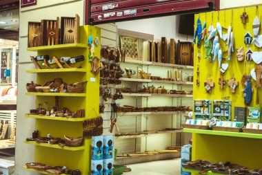 Atina, Yunanistan - 13 Eylül 2020: Atina, Yunanistan 'ın tarihi merkezinde renkli hediye ve hediyelik eşya dükkanları.