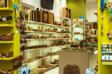 Atina, Yunanistan - 13 Eylül 2020: Atina, Yunanistan 'ın tarihi merkezinde renkli hediye ve hediyelik eşya dükkanları.