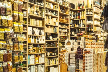 Atina, Yunanistan - 13 Eylül 2020: Atina, Yunanistan 'ın tarihi merkezinde renkli hediye ve hediyelik eşya dükkanları.