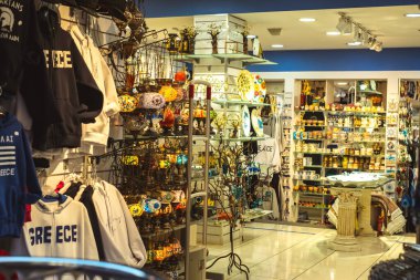 Atina, Yunanistan - 13 Eylül 2020: Atina, Yunanistan 'ın tarihi merkezinde renkli hediye ve hediyelik eşya dükkanları.