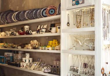 Atina, Yunanistan - 13 Eylül 2020: Atina, Yunanistan 'ın tarihi merkezinde renkli hediye ve hediyelik eşya dükkanları.