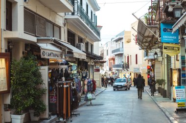 Atina, Yunanistan - 13 Eylül 2020: Atina, Yunanistan 'ın tarihi merkezinde renkli hediye ve hediyelik eşya dükkanları.