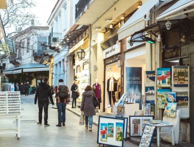Atina, Yunanistan - 13 Eylül 2020: Atina, Yunanistan 'ın tarihi merkezinde renkli hediye ve hediyelik eşya dükkanları.