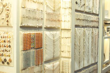 Atina, Yunanistan - 13 Eylül 2020: Atina, Yunanistan 'ın tarihi merkezinde renkli hediye ve hediyelik eşya dükkanları.