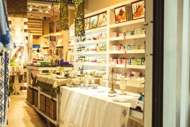 Atina, Yunanistan - 13 Eylül 2020: Atina, Yunanistan 'ın tarihi merkezinde renkli hediye ve hediyelik eşya dükkanları.