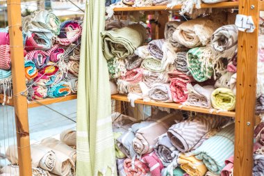 Atina, Yunanistan - 13 Eylül 2020: Atina, Yunanistan 'ın tarihi merkezinde renkli hediye ve hediyelik eşya dükkanları.