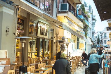 Atina, Yunanistan - 13 Eylül 2020: Atina, Yunanistan 'ın tarihi merkezinde renkli hediye ve hediyelik eşya dükkanları.