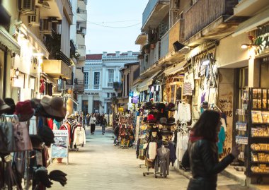 Atina, Yunanistan - 13 Eylül 2020: Atina, Yunanistan 'ın tarihi merkezinde renkli hediye ve hediyelik eşya dükkanları.