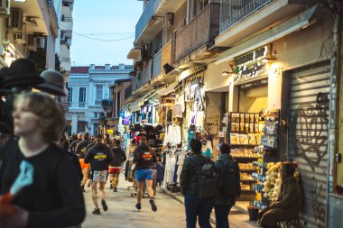 Atina, Yunanistan - 13 Eylül 2020: Atina, Yunanistan 'ın tarihi merkezinde renkli hediye ve hediyelik eşya dükkanları.