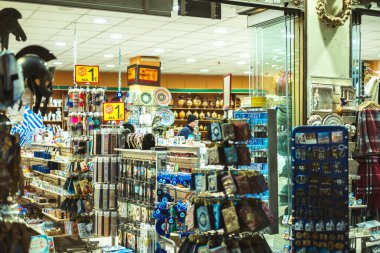 Atina, Yunanistan - 13 Eylül 2020: Atina, Yunanistan 'ın tarihi merkezinde renkli hediye ve hediyelik eşya dükkanları.