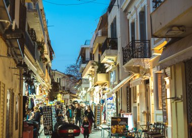 Atina, Yunanistan - 13 Eylül 2020: Atina, Yunanistan 'ın tarihi merkezinde renkli hediye ve hediyelik eşya dükkanları.