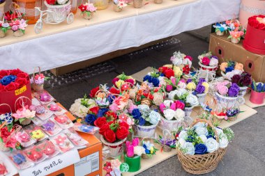 Sibiu şehri, Romanya - 29 Şubat 2020. İnsanlar Sibiu kentindeki Balcescu caddesindeki büyük martenitsa pazarında Martisor 'e bakıyorlar. Baharın sembolleri, Romence 